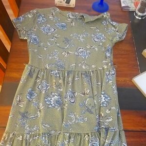 I'm selling a fall dress that holds heat really good